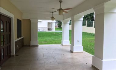 Venta de casa en Clayton - Sendero de camino de cruces