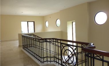 Venta de casa en Clayton - Sendero de camino de cruces