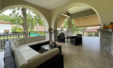 VENTA DE CASA EN  CLAYTON - SENDERO DE CAMINO DE CRUCES