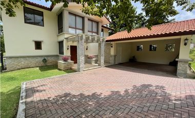 VENTA DE CASA EN  CLAYTON - SENDERO DE CAMINO DE CRUCES