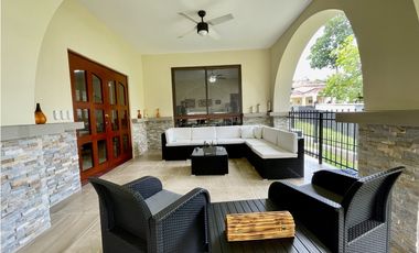 VENTA DE CASA EN  CLAYTON - SENDERO DE CAMINO DE CRUCES