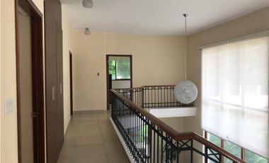 Venta de casa en clayton - Sendero de camino de cruces _ Inversionista