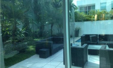 CASA MODERNA EN PH COSTA ESMERALDA