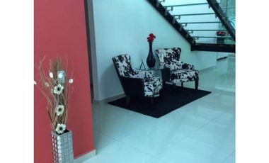 CASA MODERNA EN PH COSTA ESMERALDA