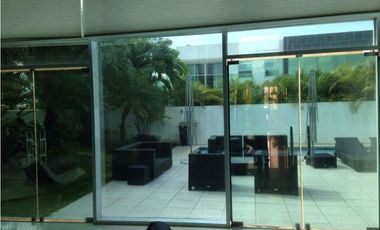 CASA MODERNA EN PH COSTA ESMERALDA