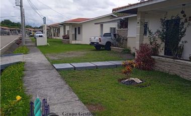 VENDO CASA 605m2 EN LOS ALGARROBOS