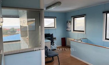 Oficina con bodega y gran terreno en arriendo