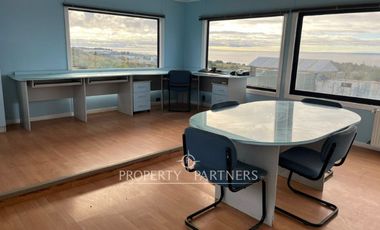 Oficina con bodega y gran terreno en arriendo