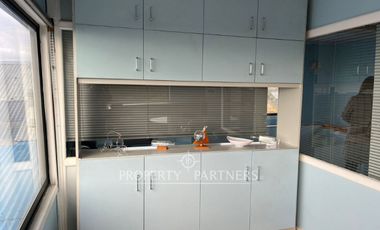 Oficina con bodega y gran terreno en arriendo