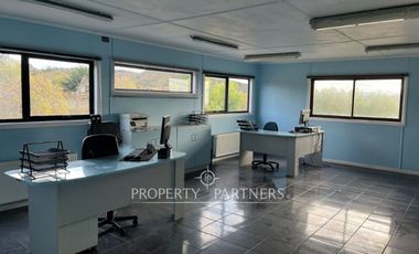 Oficina con bodega y gran terreno en arriendo