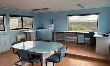 Oficina con bodega y gran terreno en arriendo
