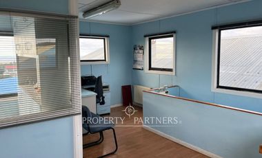 Oficina con bodega y gran terreno en arriendo