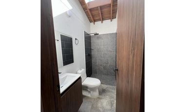 SE VENDE CASA DE PRIMER PISO EN LA CEJA PARA ESTRENAR