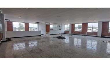 SE ARRIENDA BODEGA CON PATIO  INDUSTRIAL 2.675 +  2.700 M2 FUNZA