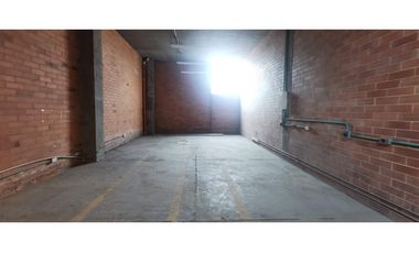 SE ARRIENDA BODEGA CON PATIO  INDUSTRIAL 2.675 +  2.700 M2 FUNZA