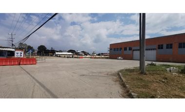 SE ARRIENDA BODEGA CON PATIO  INDUSTRIAL 2.675 +  2.700 M2 FUNZA