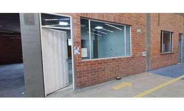 SE ARRIENDA BODEGA CON PATIO  INDUSTRIAL 2.675 +  2.700 M2 FUNZA