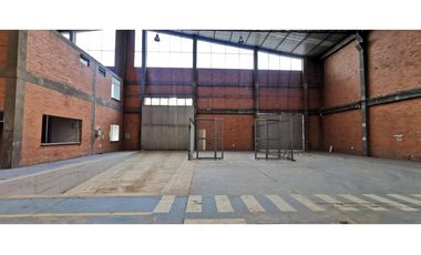 SE ARRIENDA BODEGA CON PATIO  INDUSTRIAL 2.675 +  2.700 M2 FUNZA