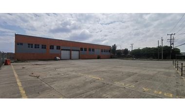 SE ARRIENDA BODEGA CON PATIO  INDUSTRIAL 2.675 +  2.700 M2 FUNZA