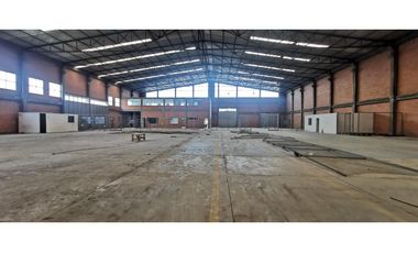 SE ARRIENDA BODEGA CON PATIO  INDUSTRIAL 2.675 +  2.700 M2 FUNZA