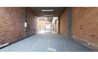 SE ARRIENDA BODEGA CON PATIO  INDUSTRIAL 2.675 +  2.700 M2 FUNZA
