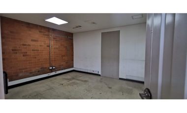 SE ARRIENDA BODEGA CON PATIO  INDUSTRIAL 2.675 +  2.700 M2 FUNZA