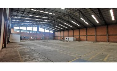 SE ARRIENDA BODEGA CON PATIO  INDUSTRIAL 2.675 +  2.700 M2 FUNZA