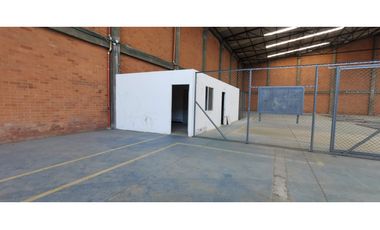 SE ARRIENDA BODEGA CON PATIO  INDUSTRIAL 2.675 +  2.700 M2 FUNZA