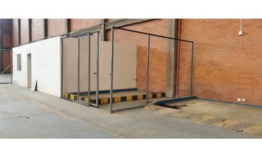 SE ARRIENDA BODEGA CON PATIO  INDUSTRIAL 2.675 +  2.700 M2 FUNZA