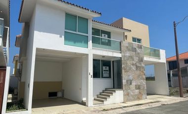 CASA  RENTA NUEVA * 5 RECAMARAS Y SOTANO - FRACC. SENDERO  * ALVARADO * VERACRUZ