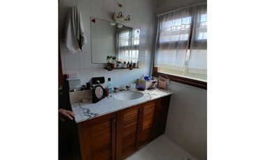 Casa 4 ambientes con dependencia — Zona San Carlos