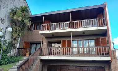 Casa 4 ambientes con dependencia — Zona San Carlos
