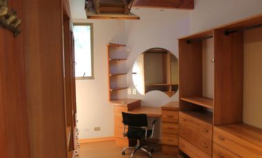 Amplia casa mediterranea en calle cerrada con gran terreno a pasos de Colegio Mayflower