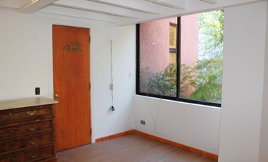 Amplia casa mediterranea en calle cerrada con gran terreno a pasos de Colegio Mayflower