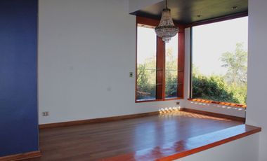 Amplia casa mediterranea en calle cerrada con gran terreno a pasos de Colegio Mayflower