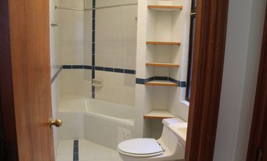 Amplia casa mediterranea en calle cerrada con gran terreno a pasos de Colegio Mayflower
