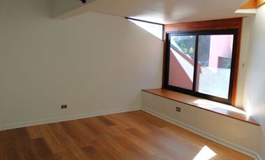 Amplia casa mediterranea en calle cerrada con gran terreno a pasos de Colegio Mayflower