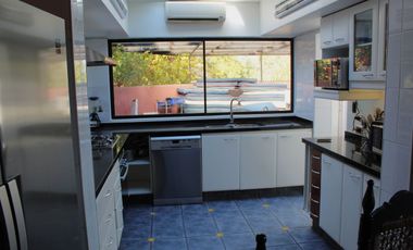 Amplia casa mediterranea en calle cerrada con gran terreno a pasos de Colegio Mayflower