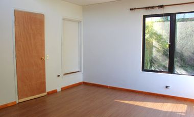 Amplia casa mediterranea en calle cerrada con gran terreno a pasos de Colegio Mayflower