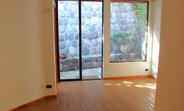 Amplia casa mediterranea en calle cerrada con gran terreno a pasos de Colegio Mayflower