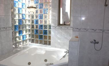Amplia casa mediterranea en calle cerrada con gran terreno a pasos de Colegio Mayflower