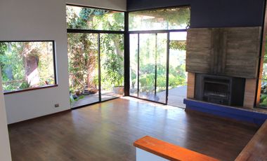 Amplia casa mediterranea en calle cerrada con gran terreno a pasos de Colegio Mayflower
