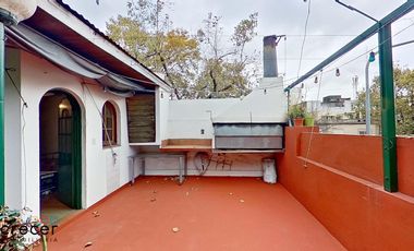 Hermosa casa de epoca de 4 ambientes con terraza y patio
