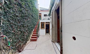 Hermosa casa de epoca de 4 ambientes con terraza y patio