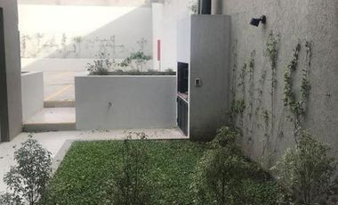 COCHERA SEMICUBIERTA EN ALQUILER.