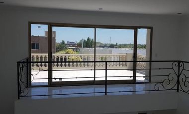 Imponente  CASA al Rio de mas de 500 mts cubiertos - San Benito