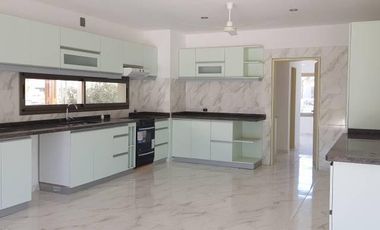 Imponente  CASA al Rio de mas de 500 mts cubiertos - San Benito