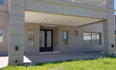 Imponente  CASA al Rio de mas de 500 mts cubiertos - San Benito