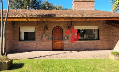 Casa en Zona Iglesia - Solida Construcción - Proxima al Mar -