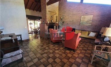 Casa en Zona Iglesia - Solida Construcción - Proxima al Mar -